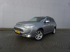Mitsubishi Outlander - 2.0 PHEV Instyle SCHADE RECHTS / AUTOMAAT / Climate / Navi / Cruise / Camera / Pano / Trek