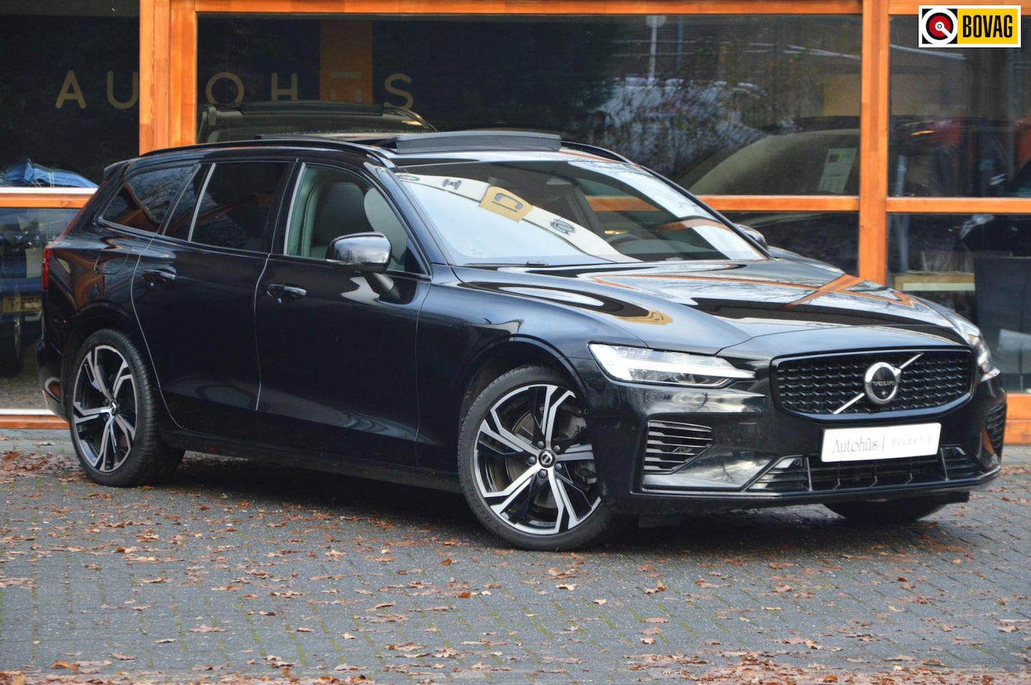 Volvo V60 - T6 Hybride AWD Ultimate Dark LONG RANGE | Panoramadak | 360 Camera | Stoel + Stuur Verwarm - AutoWereld.nl
