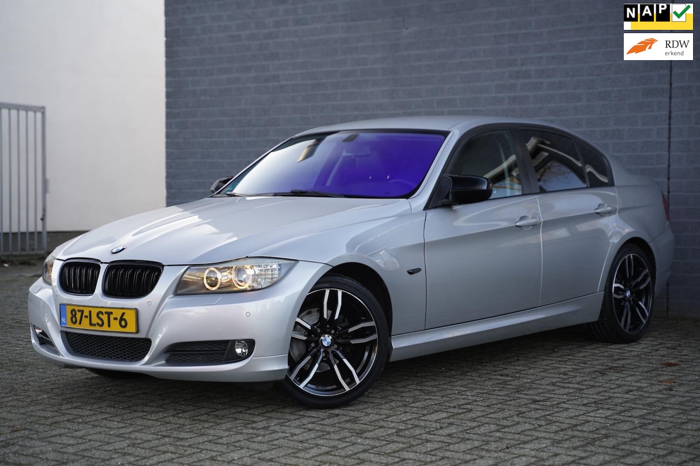 BMW 3-serie - 316i Business Line Style 316i Business Line Style, Carplay, Leder, Navi - AutoWereld.nl