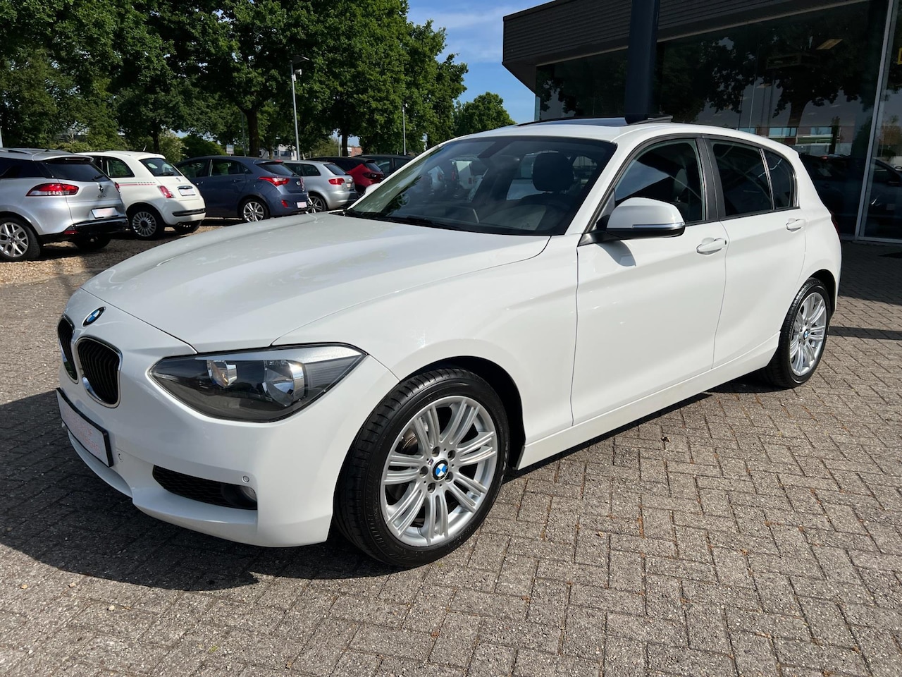 BMW 1-serie - 116i Business+ Automaat, Navi, Trekhaak, Leer, etc - AutoWereld.nl