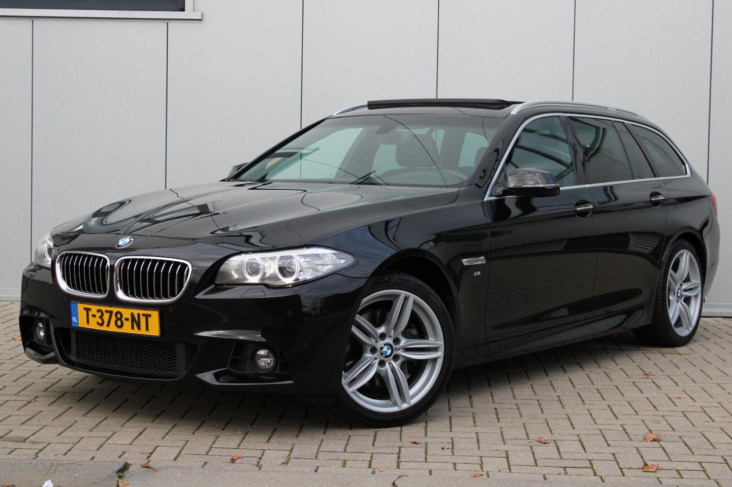 BMW 5-serie Touring - 528xi M-Pakket I PANO I LED I ALCANTARA I CLIMA I NAVI I 19INCH I - AutoWereld.nl