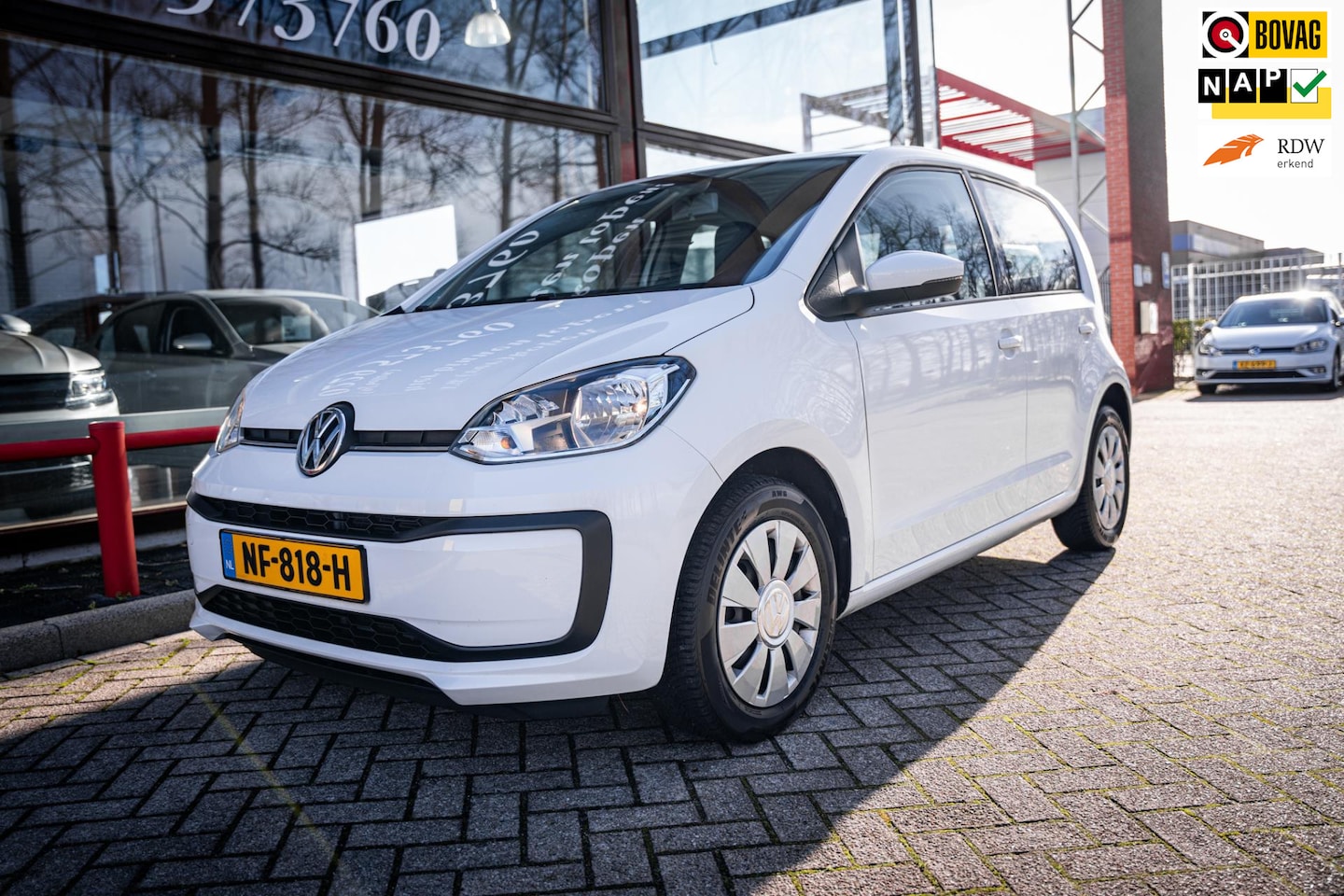 Volkswagen Up! - 1.0 BMT move up! | Airco | Trekhaak | Bluetooth telefoon | Electrische ramen | Maps & More - AutoWereld.nl