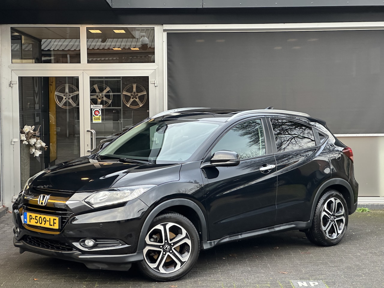 Honda HR-V - 1.5 i-VTEC Executive CLIMA / CRUISE / NAVI / PANO / STOELVERWARMING - AutoWereld.nl