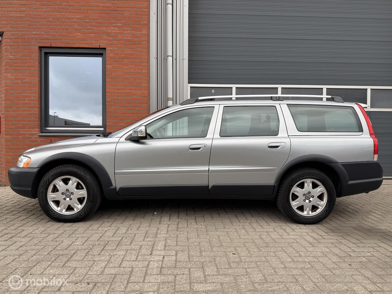 Volvo XC70 - 2.5T Geartr. Summum - 7-pers - s/k dak - orig. NL - AutoWereld.nl