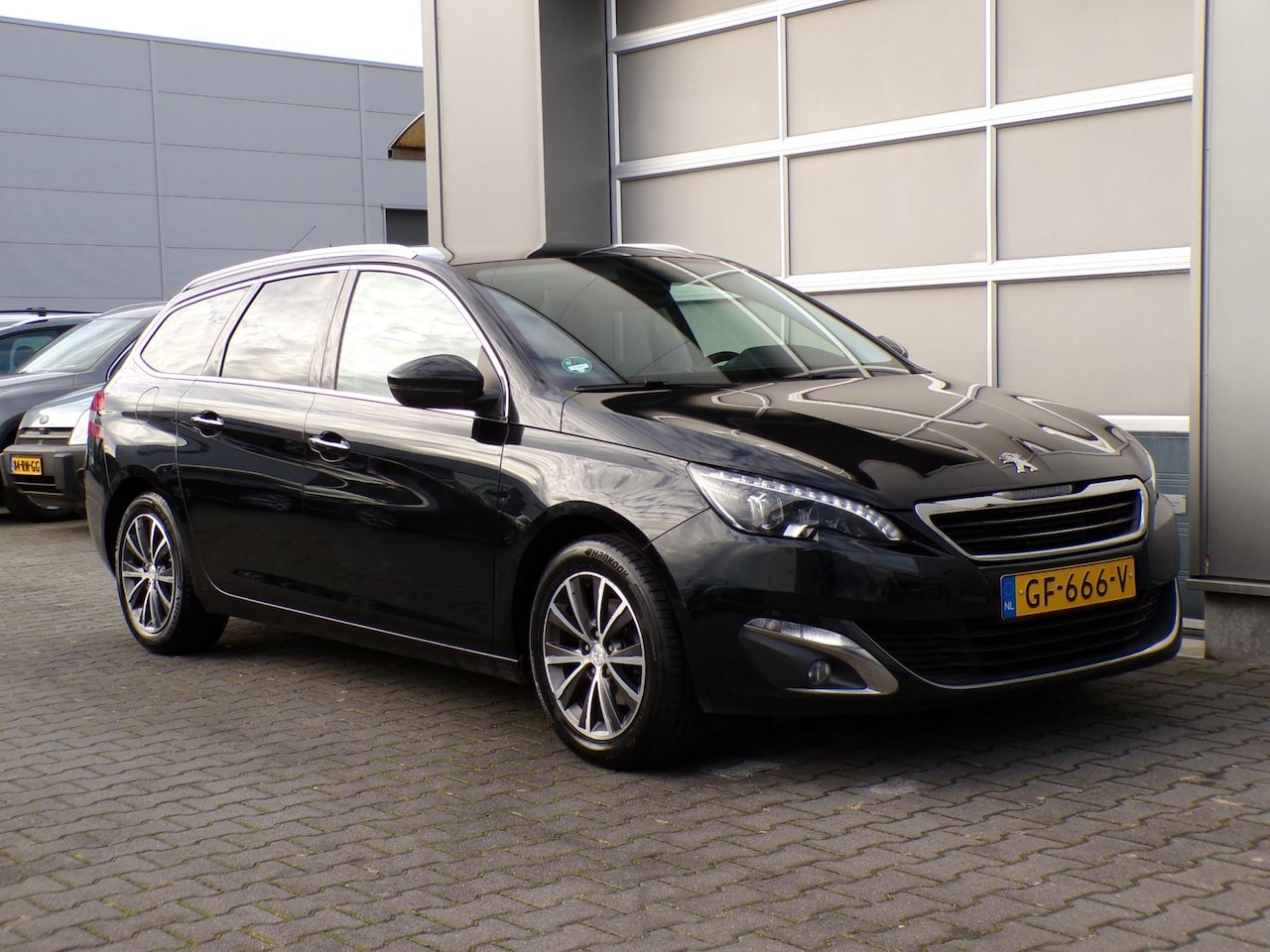 Peugeot 308 SW - 1.2 PureTech Blue Lease Premium Leer/Stoelverw!! - AutoWereld.nl