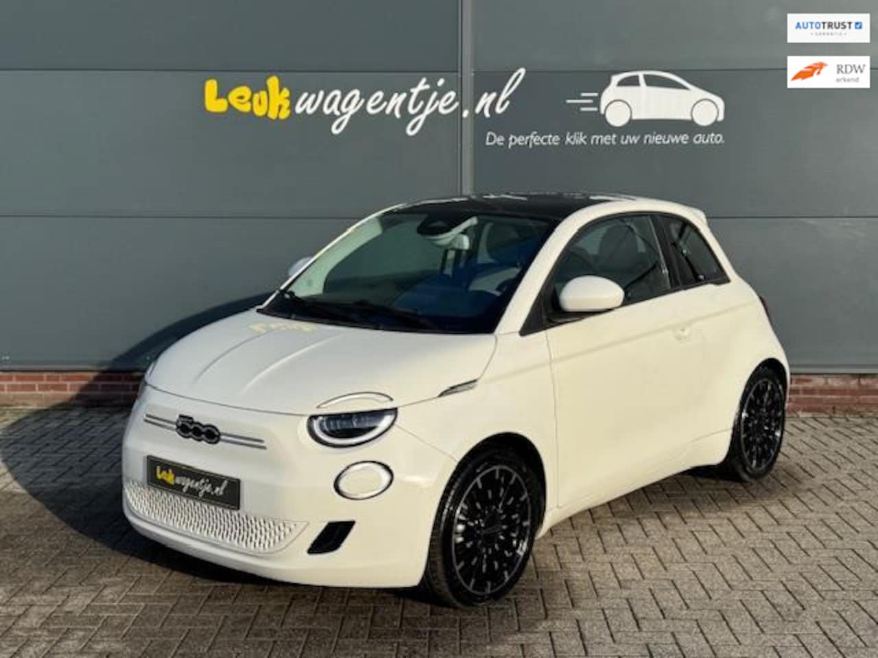 Fiat 500e - Icon 42 kWh *pano *camera *keyless *comfort *17" - AutoWereld.nl