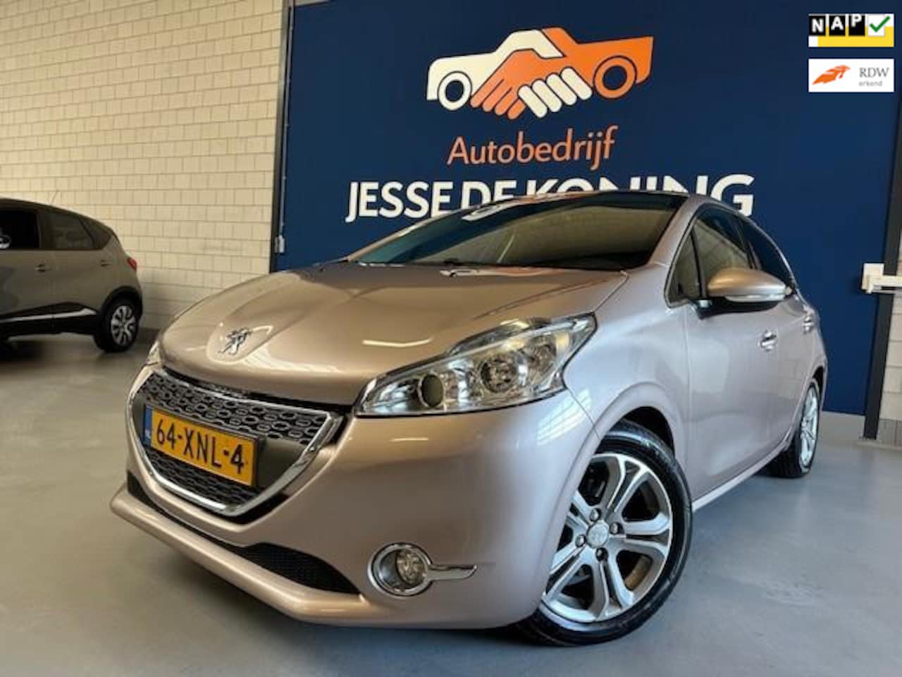 Peugeot 208 - 1.4 VTi Allure / bj.2012 / 5 deurs/ kleur: lever / climate control/ navigatie/ sportvelgen - AutoWereld.nl
