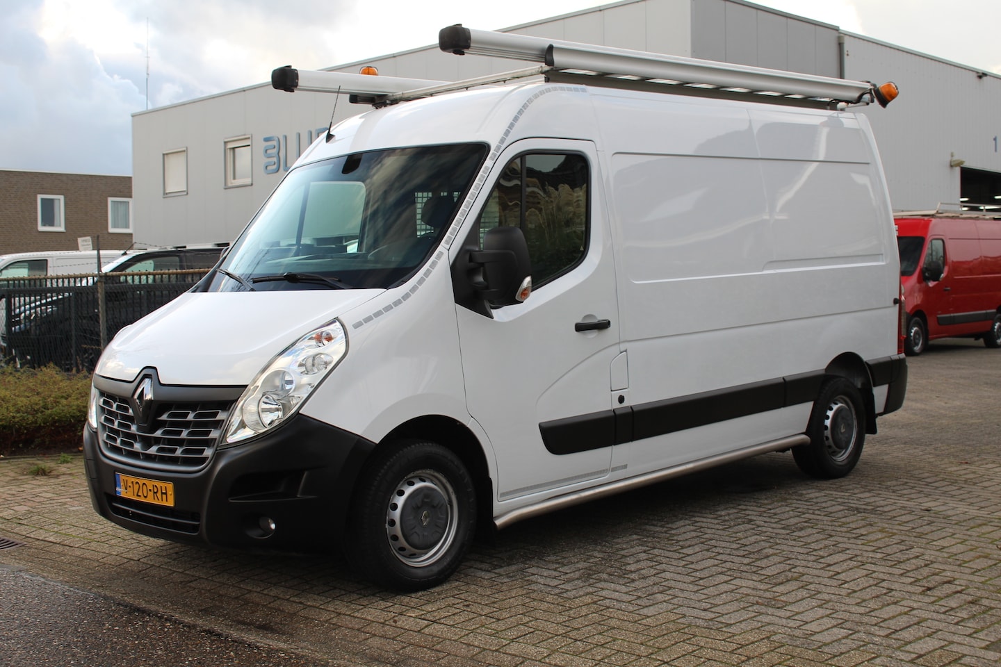 Renault Master - T35 2.3 dCi 130PK Euro6 L2H2 ✓ airco ✓ navigatie ✓ imperiaal ✓ trekhaak - AutoWereld.nl