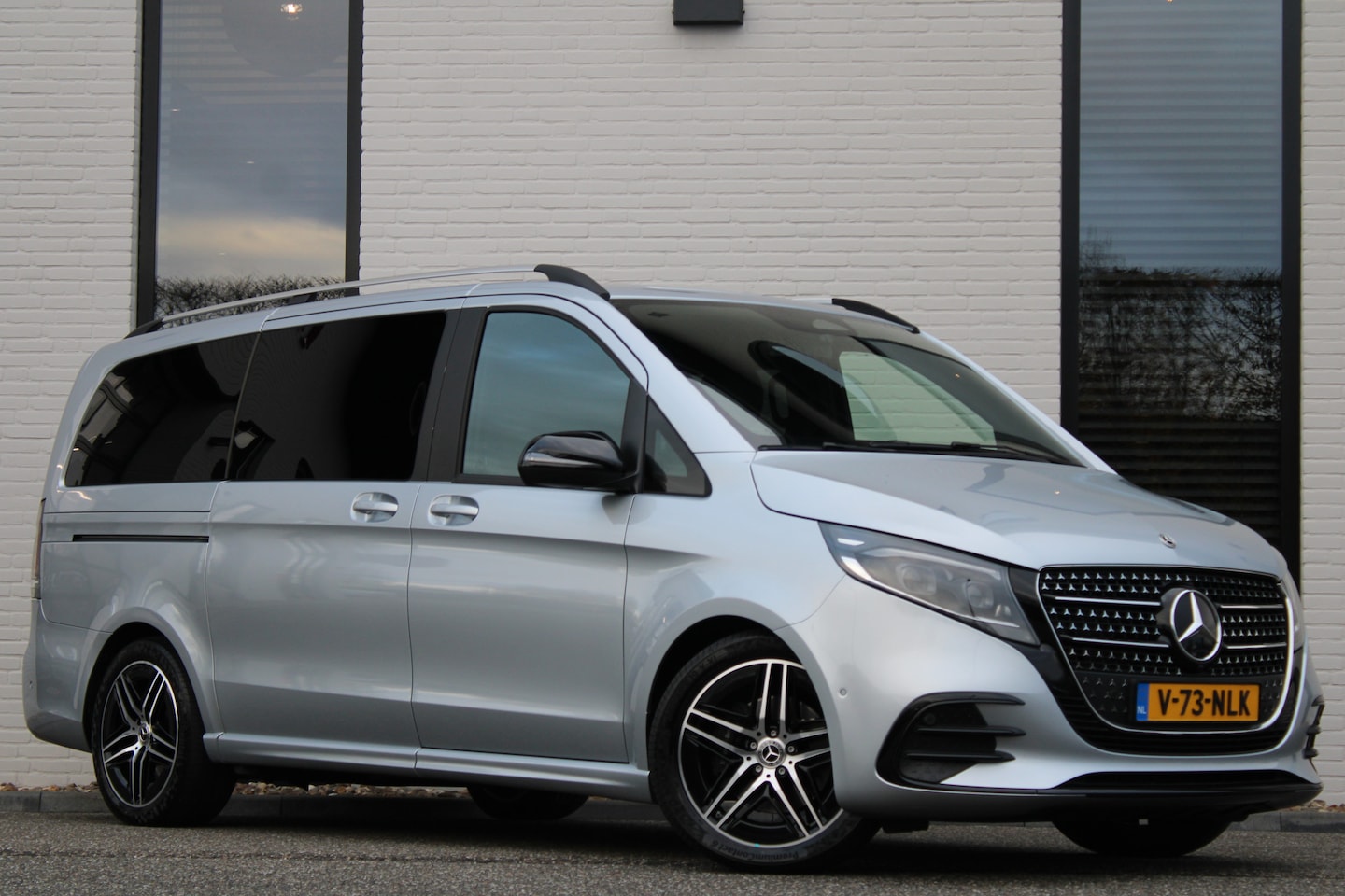 Mercedes-Benz V-klasse - 250d / DC / AMG / Camera / 2x Elec Schuifdeur / Leer / Vol Opties / NIEUWSTAAT - AutoWereld.nl