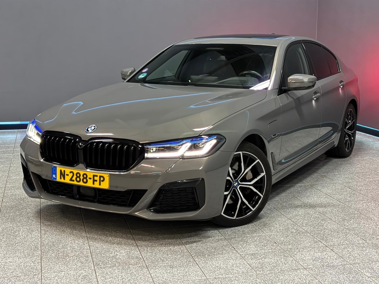 BMW 5-serie - 530e Business Edition Plus M-sport|Pano|HUD|Camera - AutoWereld.nl