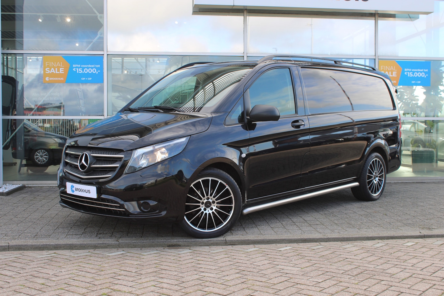 Mercedes-Benz Vito - 111 CDI Lang | Trekhaak | Achteruirijcamera | Sidebars | Navi | Cruise Control - AutoWereld.nl