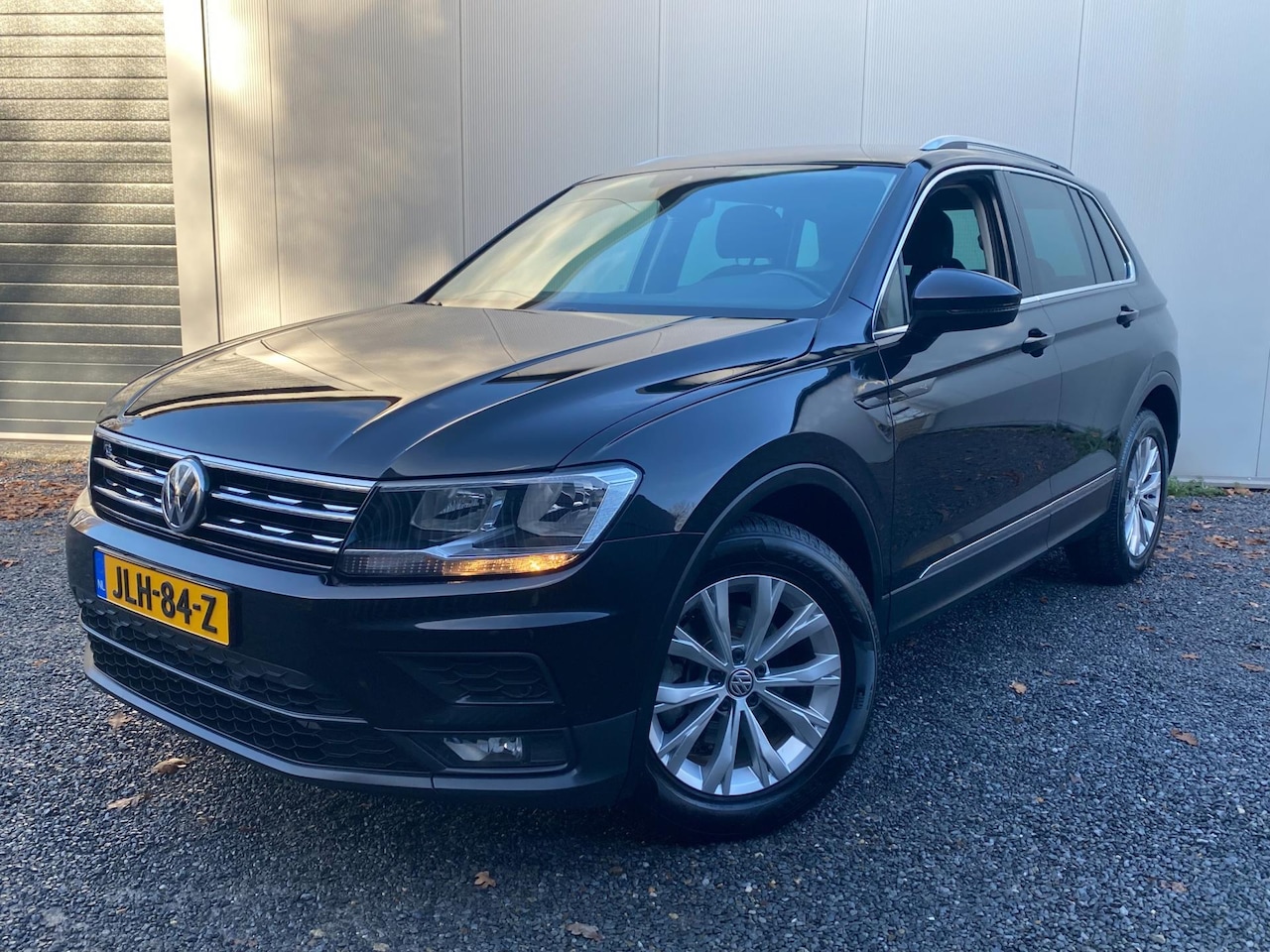 Volkswagen Tiguan - 1.4 TSI R-Line |DSG | ACC |Trekhaak |Massagestoel|Stoel/stuurverw |Dealer onderh KM 52.900 - AutoWereld.nl