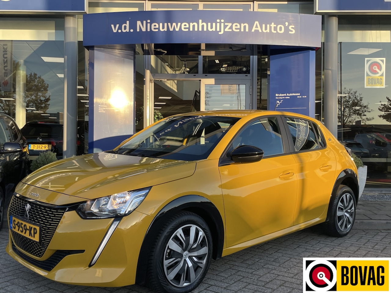 Peugeot e-208 - EV Active 50 kWh | Stoelverwarming | Stoelverwarming | Info: 0492588974 | - AutoWereld.nl