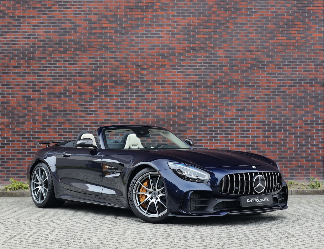 Mercedes-Benz AMG GT Roadster - R Tanzanietblauw - Nieuwstaat! - AutoWereld.nl