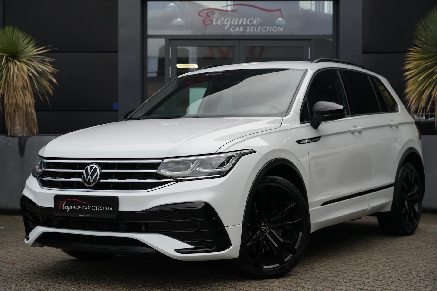 Volkswagen Tiguan - 2.0 TSI 4Motion 191pk HarmanKardon/Camera/Trekhaak - AutoWereld.nl