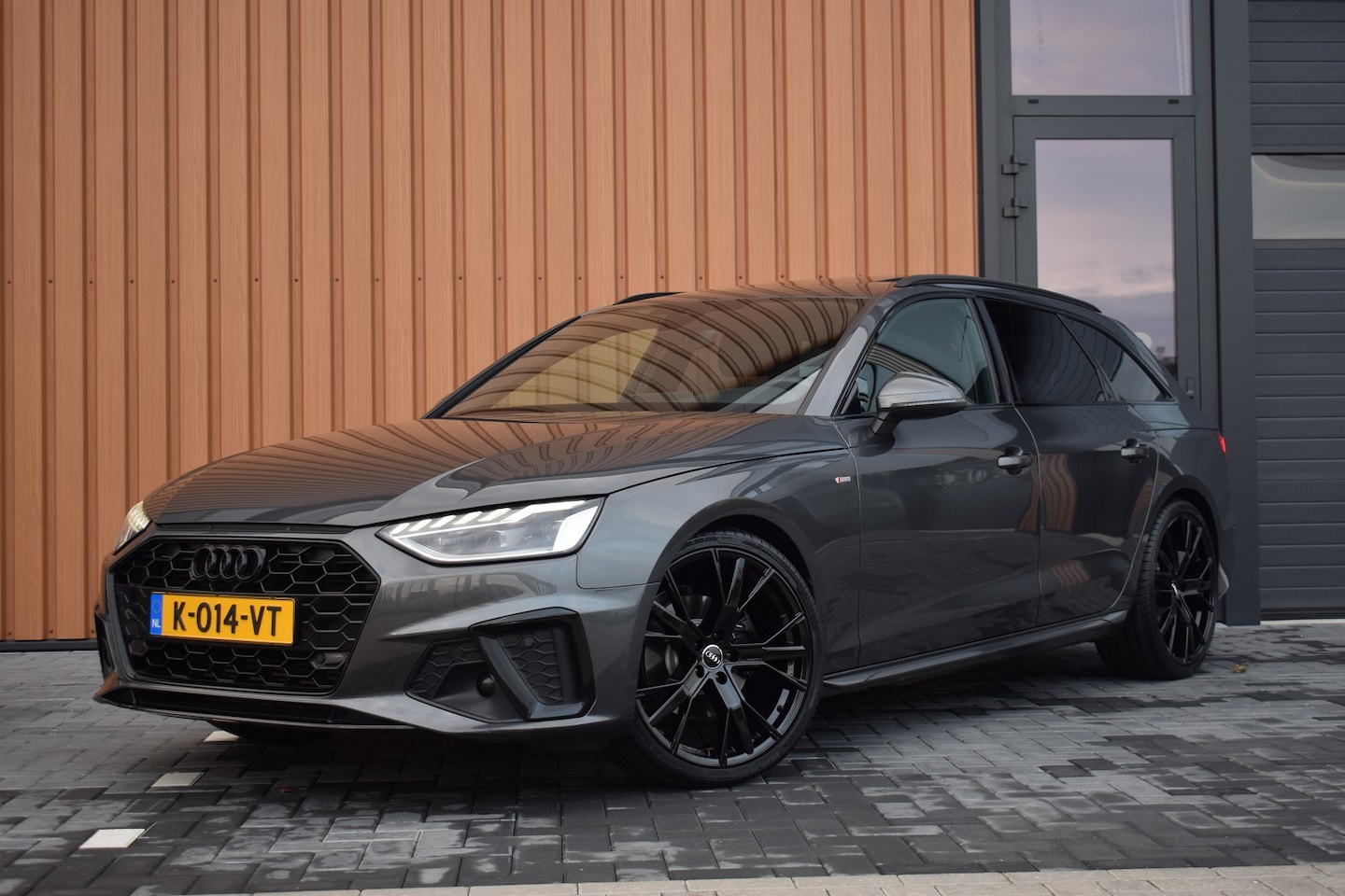 Audi A4 - 35 TFSI 150pk S-tronic S-line Black Edition | Panoramadak | Virtual | Sfeerverlichting - AutoWereld.nl