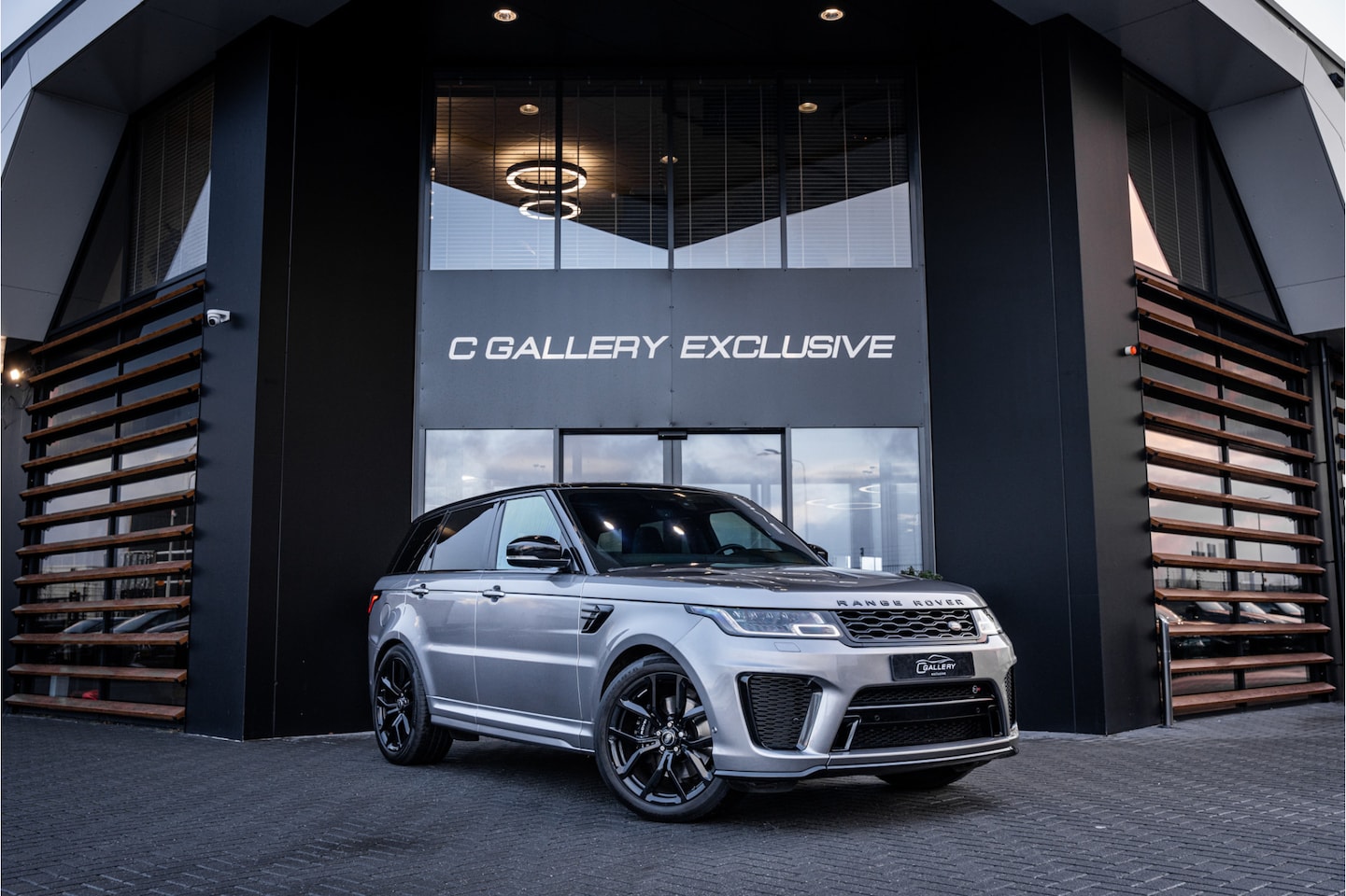 Land Rover Range Rover Sport - P575 SVR Carbon Edition - Panorama | Meridian | Elek. Trekhaak | Memory | HUD - AutoWereld.nl
