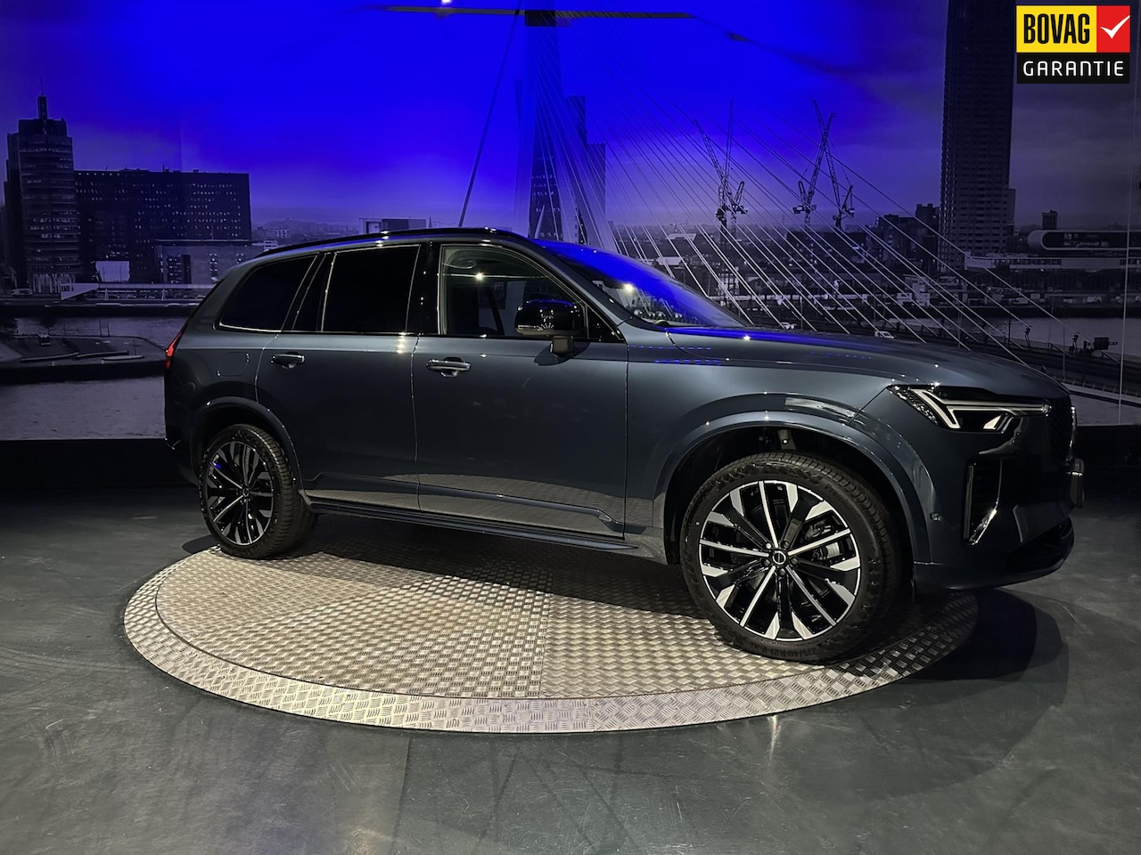 Volvo XC90 - 2.0 T8 Plug-in hybrid AWD Plus Dark *Luchtvering*Pano*SurroundView* - AutoWereld.nl