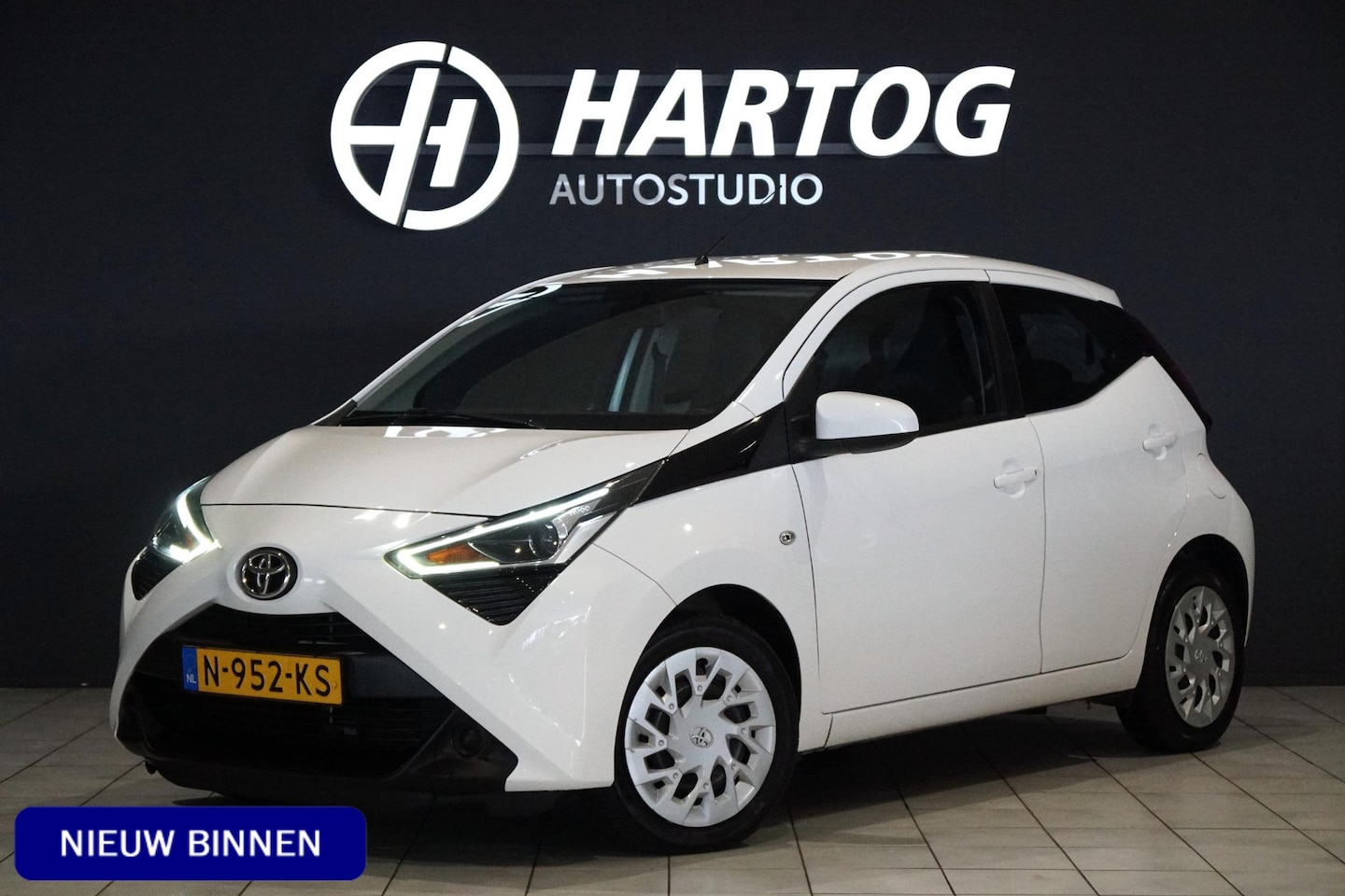 Toyota Aygo - 1.0 VVT-i x-play Automaat + DEALER ONDERHOUDEN / CAMERA / APPLE CARPLAY - AutoWereld.nl
