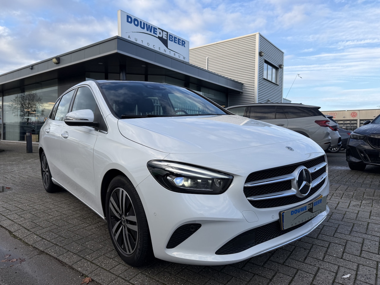 Mercedes-Benz B-klasse - 200 Business Solution Luxury Pano-Dak | Trekhaak | Memory | Camera | Keyless - AutoWereld.nl