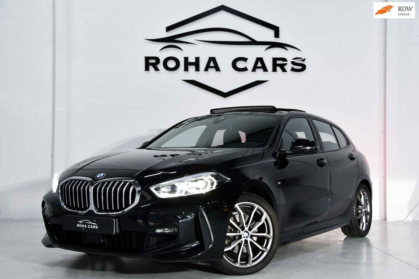 BMW 1-serie - 118i High Executive 118i High Executive, Pano, Sfeerverlichting, Applecarplay - AutoWereld.nl