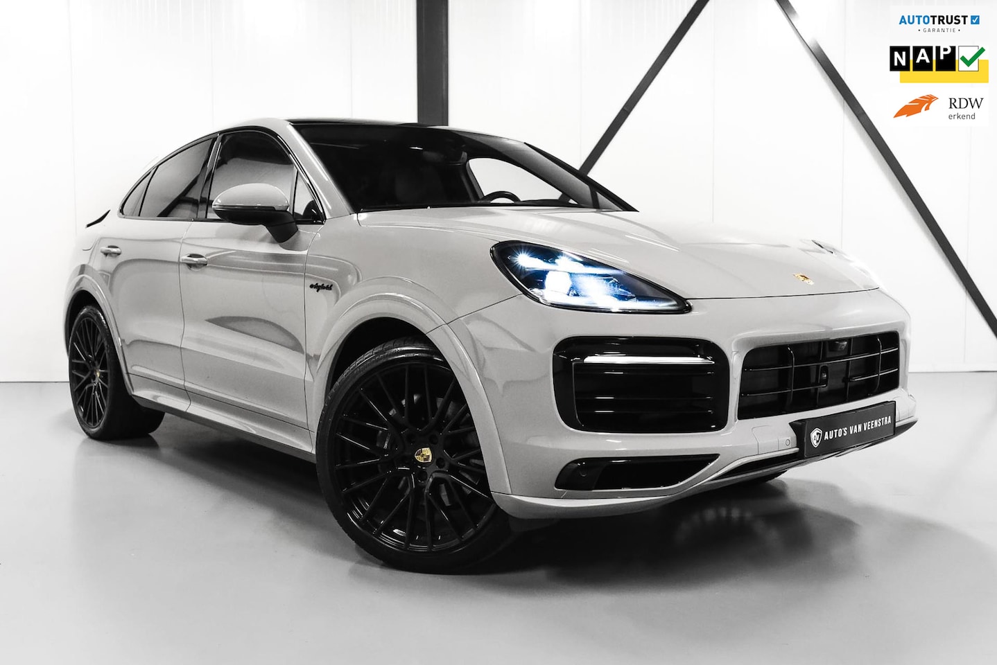 Porsche Cayenne Coupé - 3.0 E-Hybrid | 22" | SoftClose | HUD | PANO | Trekhaak | 462PK | Zeer compleet! - AutoWereld.nl