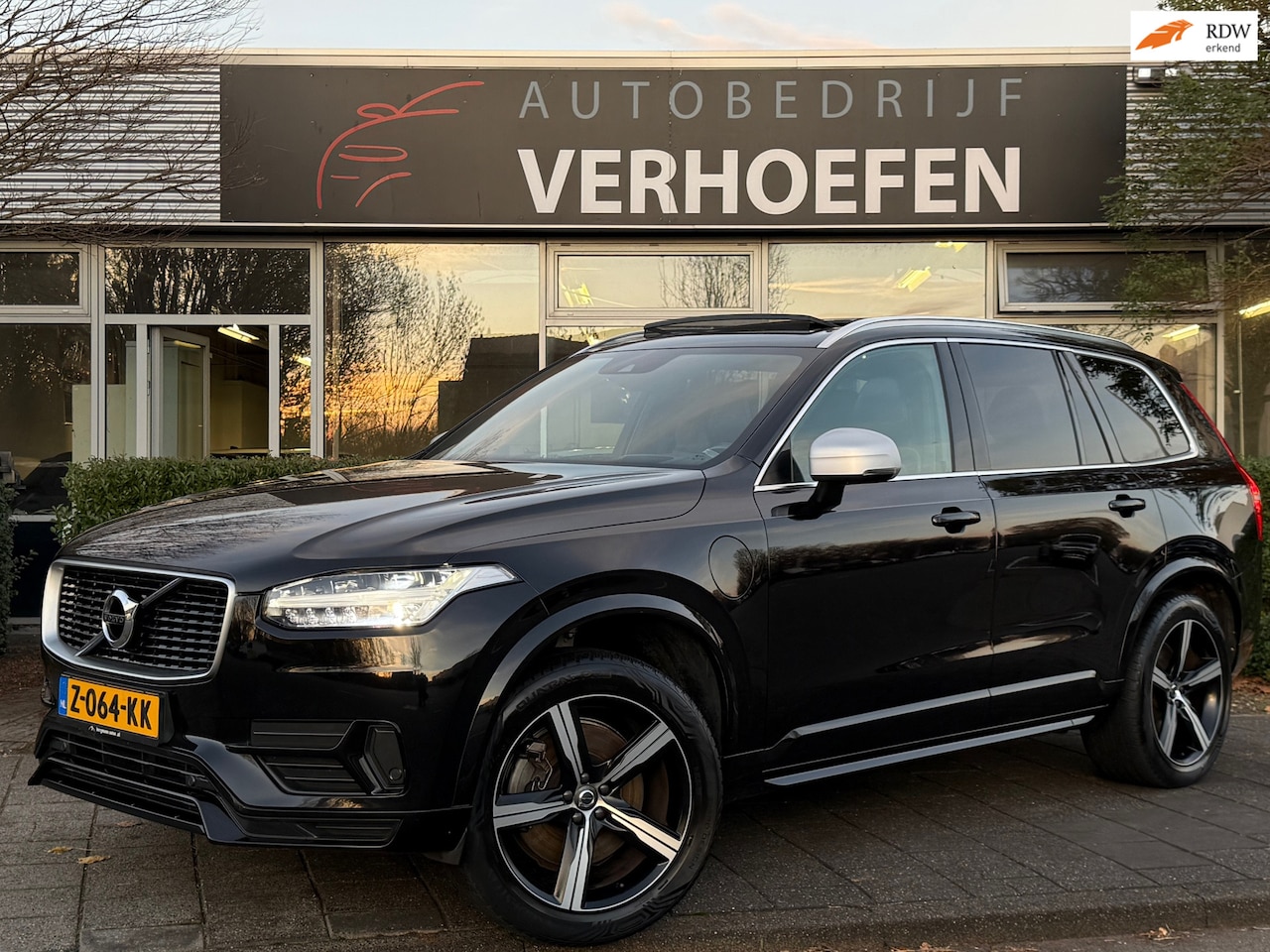 Volvo XC90 - 2.0 T8 Twin Engine AWD - R-DESIGN - 7 PERS - PANORAMA - SCHERMEN ACHTERIN - APPLE CARPLAY - AutoWereld.nl