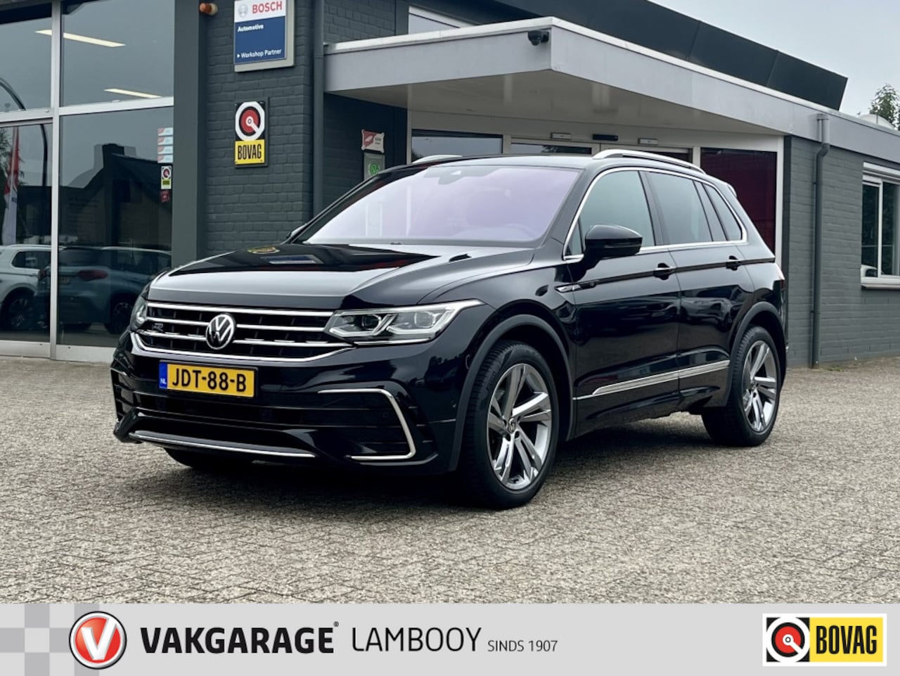 Volkswagen Tiguan - 1.5 TSI R-Line Camera Trekhaak Standkachel Carplay Keyless Navi - AutoWereld.nl
