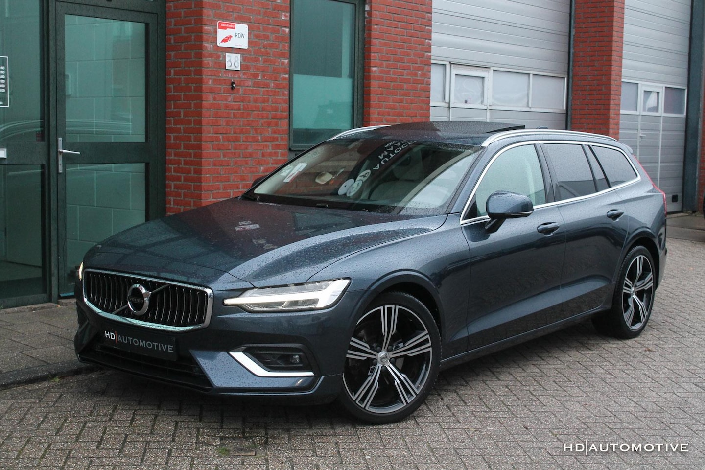 Volvo V60 - 2.0 B3 Inscription PANO|LEDER|CAM|NAP! - AutoWereld.nl
