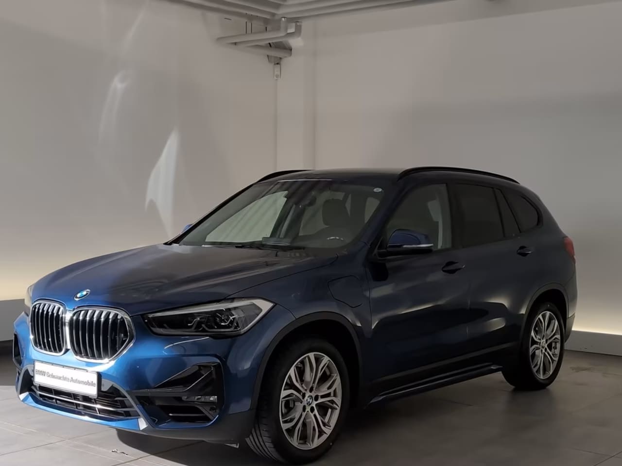 BMW X1 - xDrive25e SPORTLINE ** LED, NAVI+, HALF-LEDER, TREKH, CAMERA, HuD, SPIEGELPACK  ** 1e EIG - AutoWereld.nl