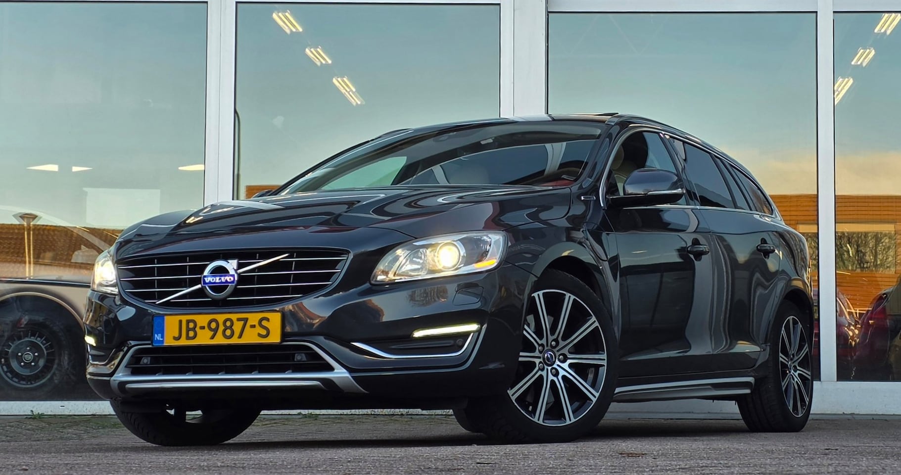 Volvo V60 - 2.4 D6 AWD Plug-In Hybrid R-Design Leer Xenon Trekhaak Premium audio Vol!! - AutoWereld.nl