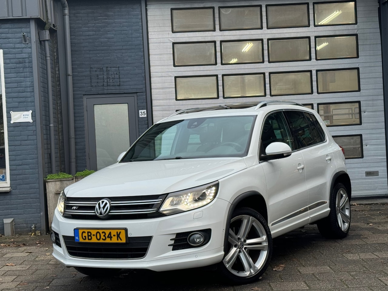 Volkswagen Tiguan - 1.4 TSI R-Line Edition | Clima | Pano | Navi | Automaat - AutoWereld.nl
