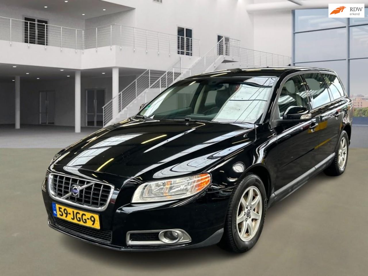 Volvo V70 - 2.0D Limited Edition NAVI PSENSOR LEDER CRUISE TREKHAAK 2 X SLEUTELS - AutoWereld.nl