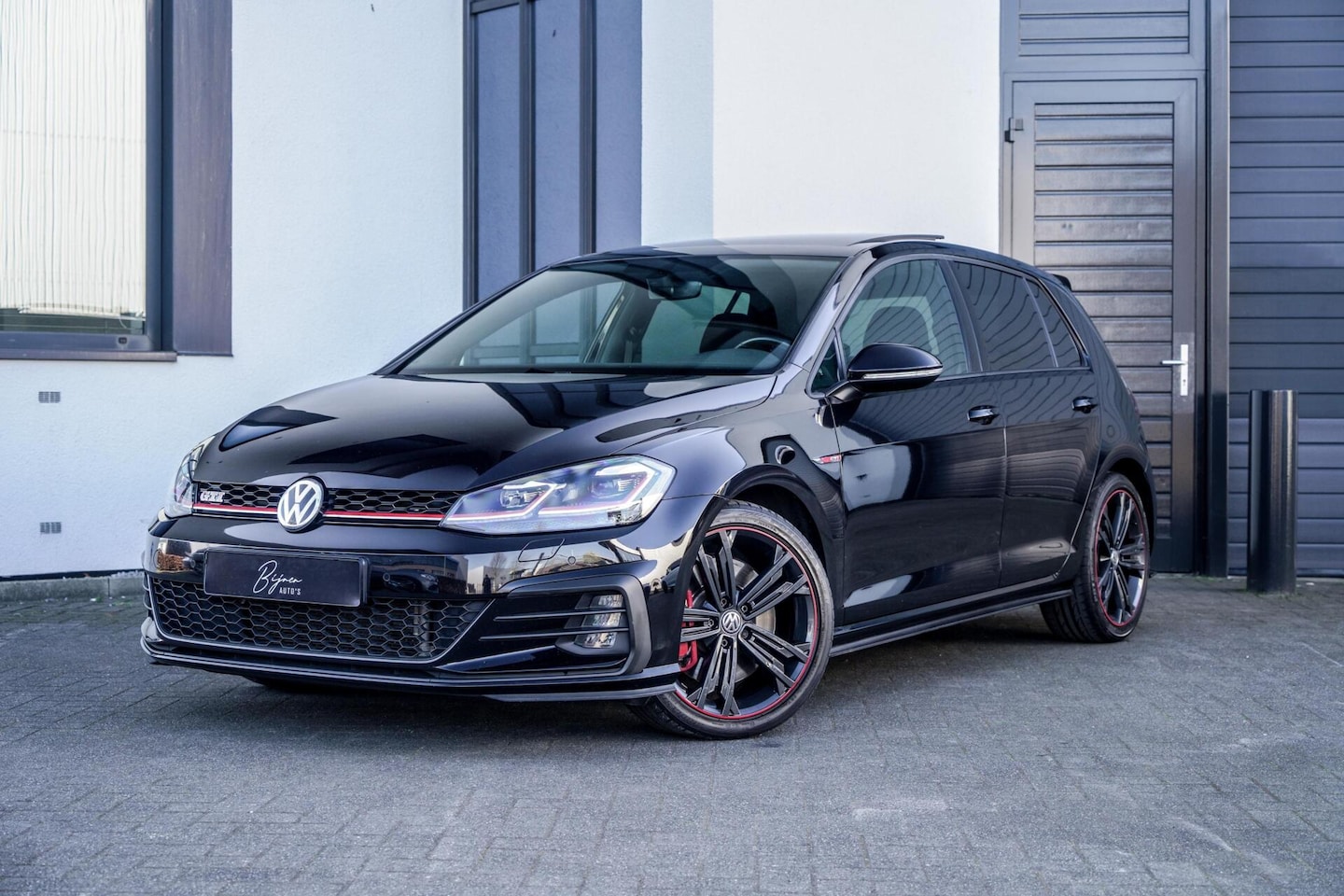 Volkswagen Golf - 2.0 TSI GTI 245PK Performance PANO / KEYLESS / TREKHAAK - AutoWereld.nl