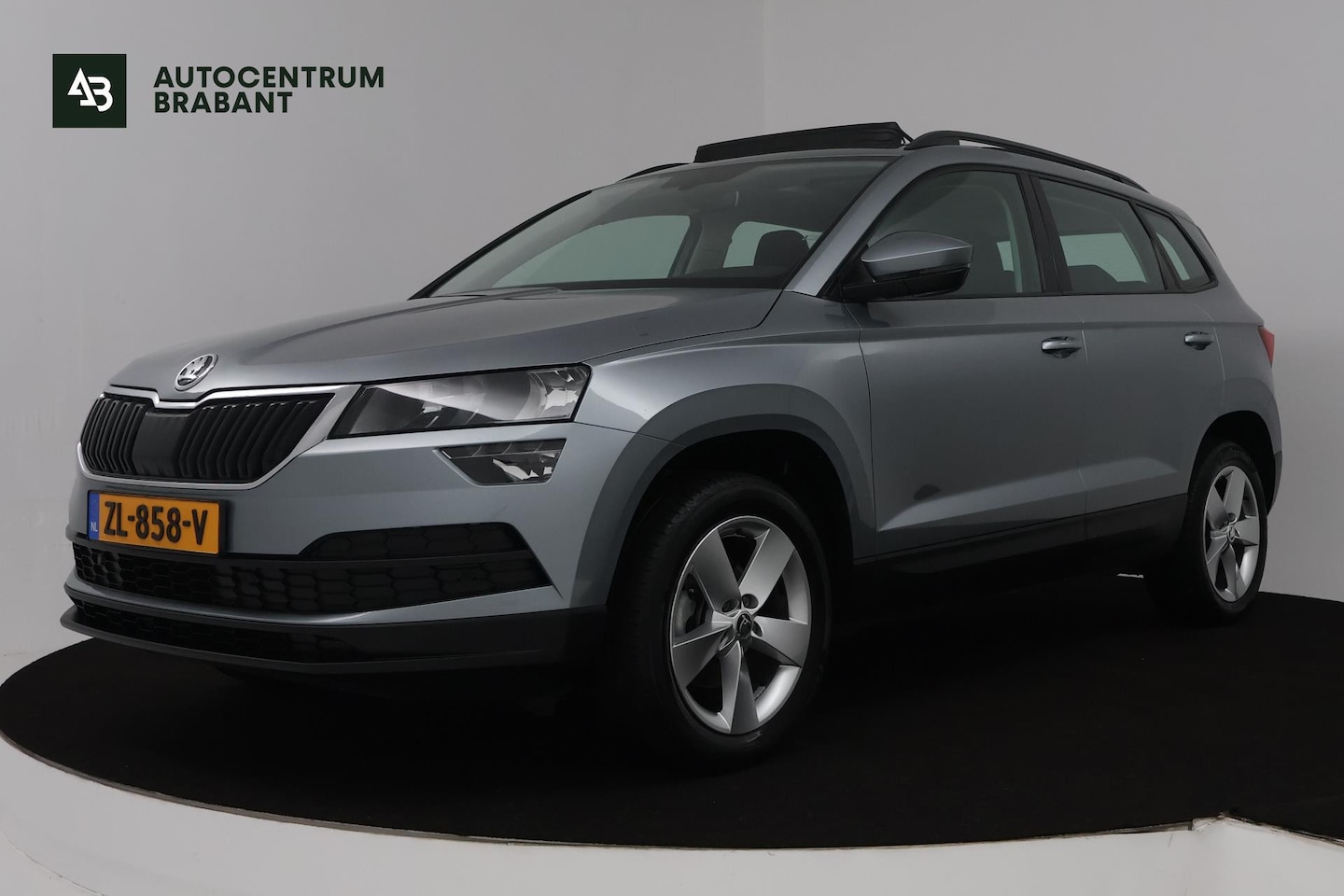 Skoda Karoq - 1.0 TSI Ambition Business (PANORAMADAK, TREKHAAK, NAVIGATIE CARPLAY, AUTOMAAT) - AutoWereld.nl