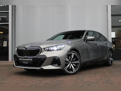 BMW 5-serie - 520i M-Sport HeadUp H/K Pano Driving Pro Trekhaak Stoelventilatie