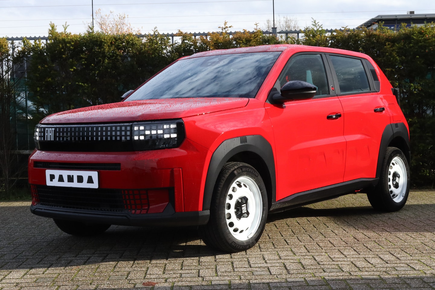 Fiat Grande Panda - RED 11kW 44 kWh | Cruise Control | Carplay | Radio | Sensoren achter | Airco | Elektr. ram - AutoWereld.nl