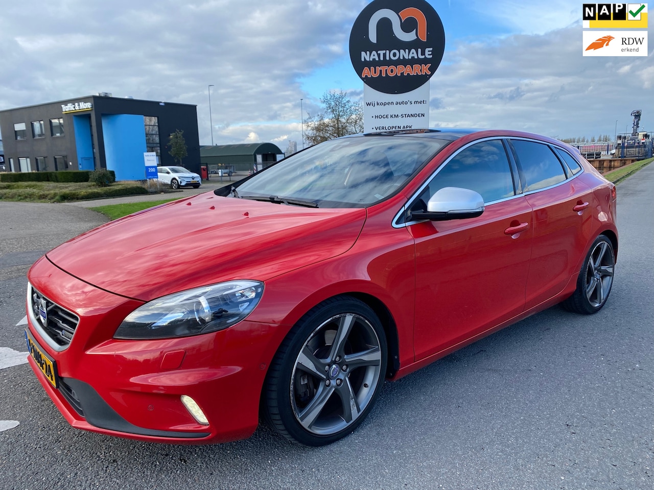 Volvo V40 - 2014 * 2.0 D4 R-Design * FULL FULL CAR !! LED*CAM*PANO DAK * 190PK !! - AutoWereld.nl