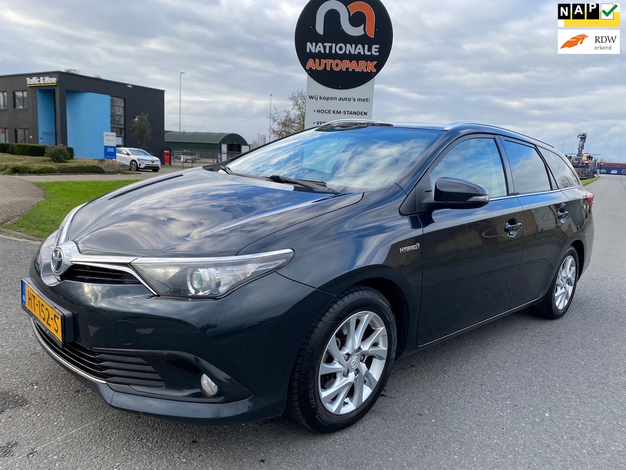 Toyota Auris - 2015 * 1.8 Hybrid Lease Pro * AUTOMAAT * APK * - AutoWereld.nl