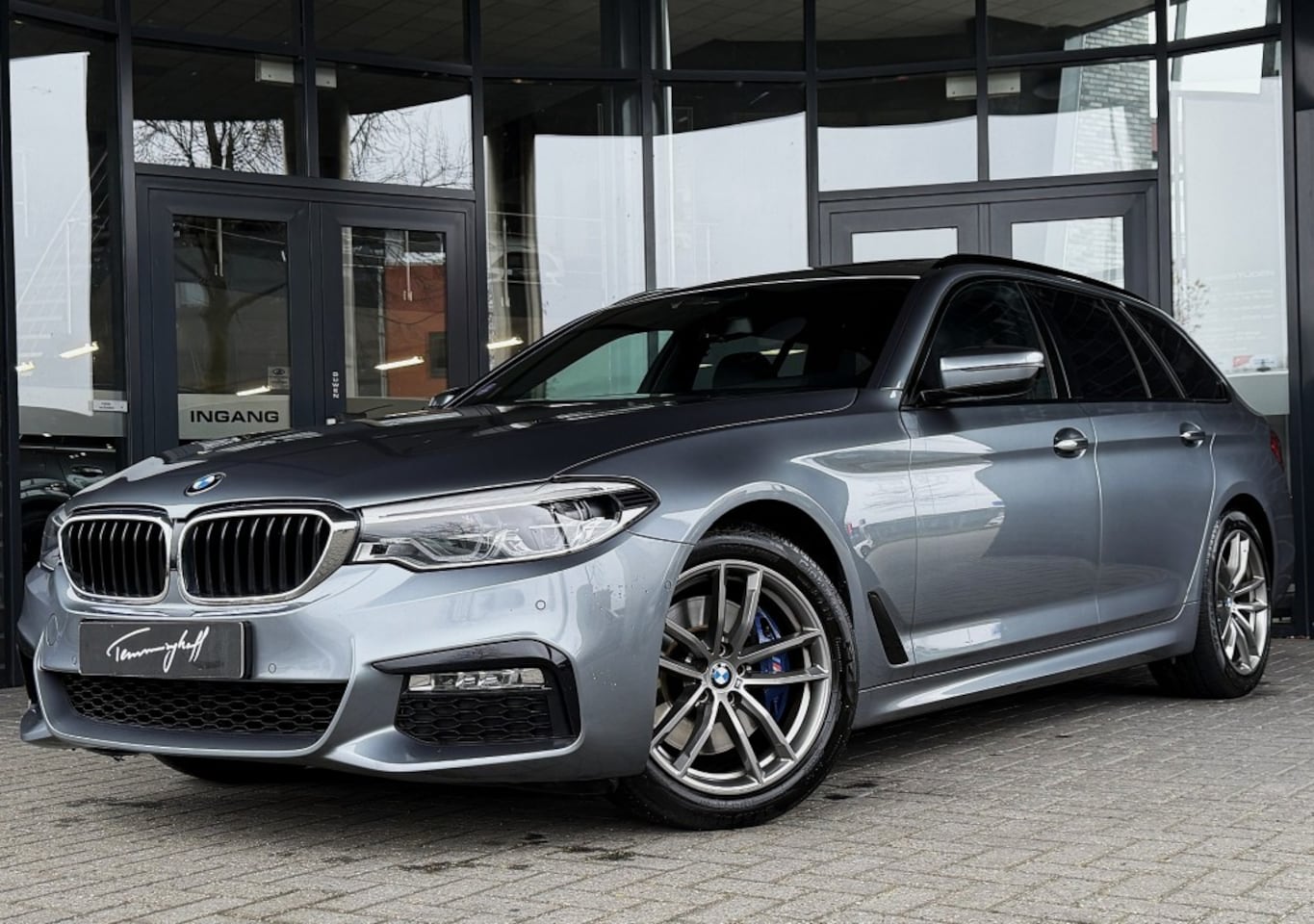 BMW 5-serie Touring - 530i X-DRIVE TOURING M-SPORT - PANO - LEDER - AutoWereld.nl