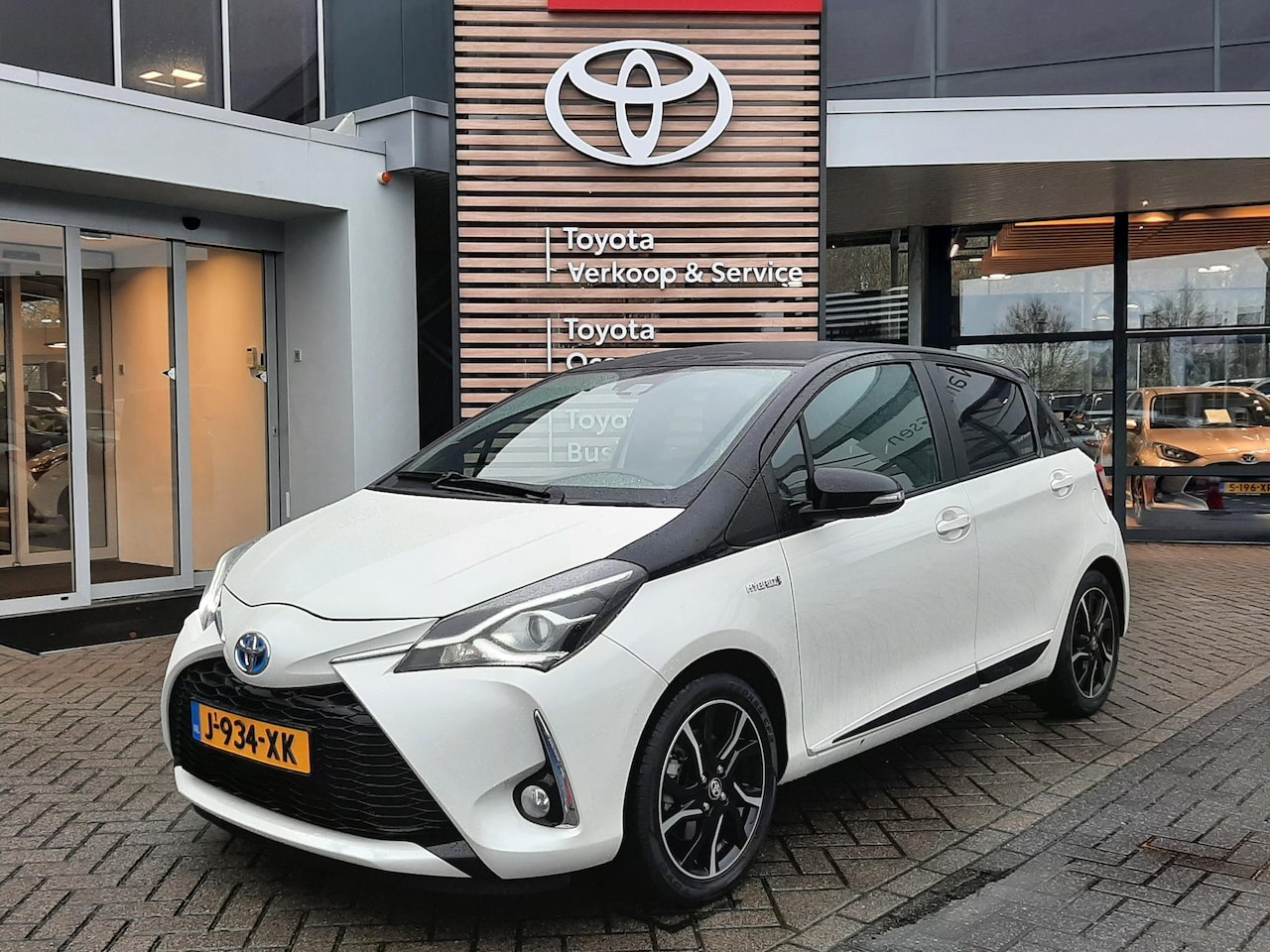 Toyota Yaris - 1.5 Hybrid Bi-Tone NAVI PARK-SENSOREN CAMERA CRUISE BLUETOOTH LM-VELGEN KEYLESS - AutoWereld.nl