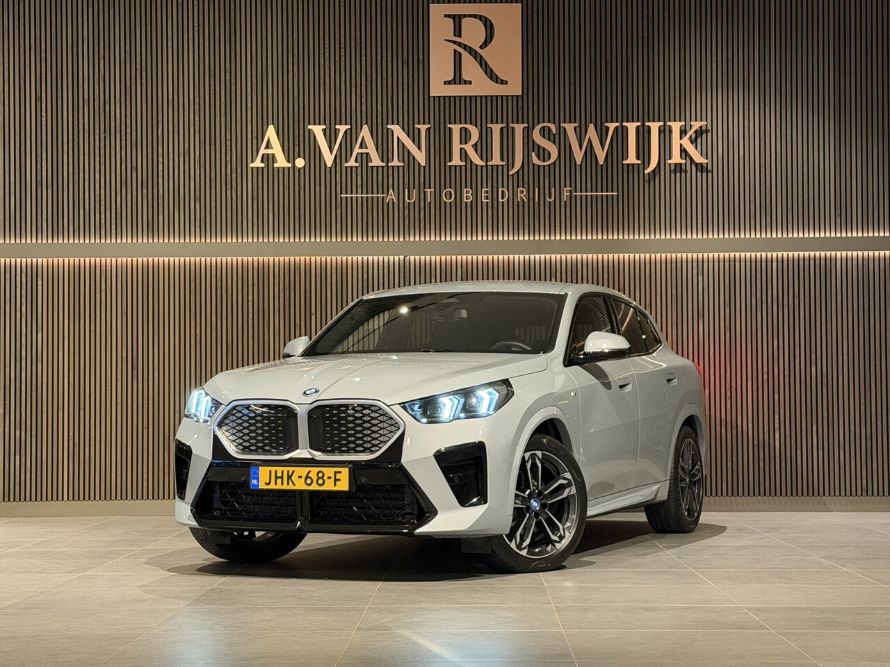 BMW iX2 - eDrive20 67 kWh M-Sport | LED | CAMERA | STOELVERWARMING - AutoWereld.nl