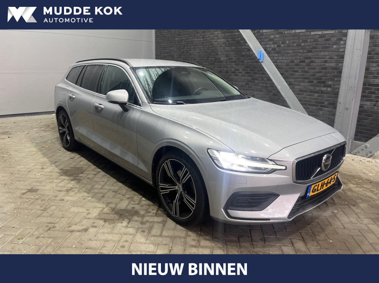 Volvo V60 - B3 | ACC | BLIS | Keyless | Stoel+Stuurverwarming | 19 Inch | Getint Glas - AutoWereld.nl
