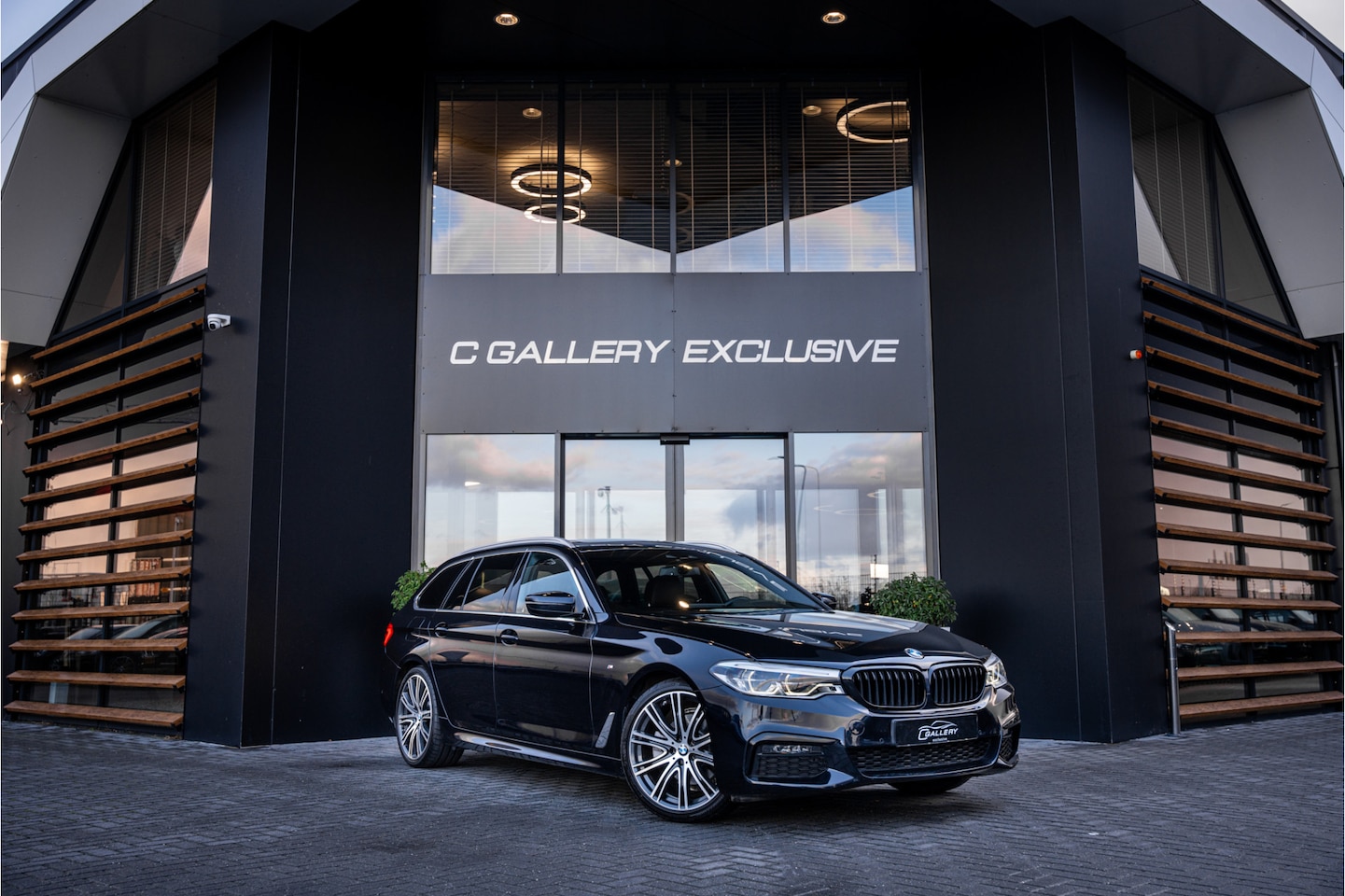 BMW 5-serie Touring - 520i High Executive - M Sport | Panorama | Memory | HUD | Virtual - AutoWereld.nl