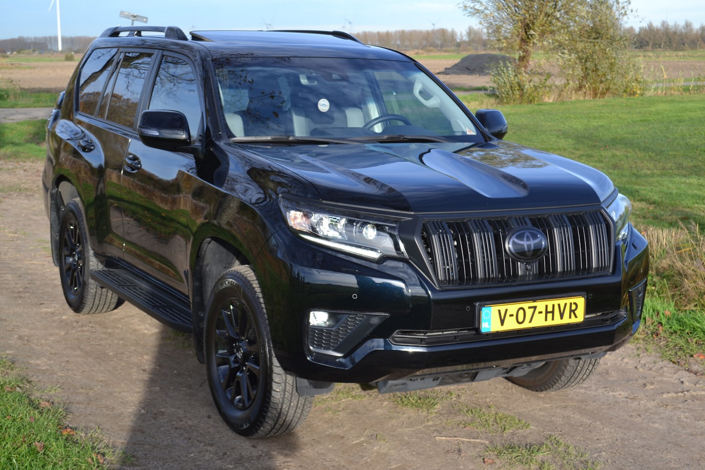 Toyota Land Cruiser - 2.8 D-4D-F Black Edition Window Van 2.8 D-4D-F Black Edition Window Van - AutoWereld.nl