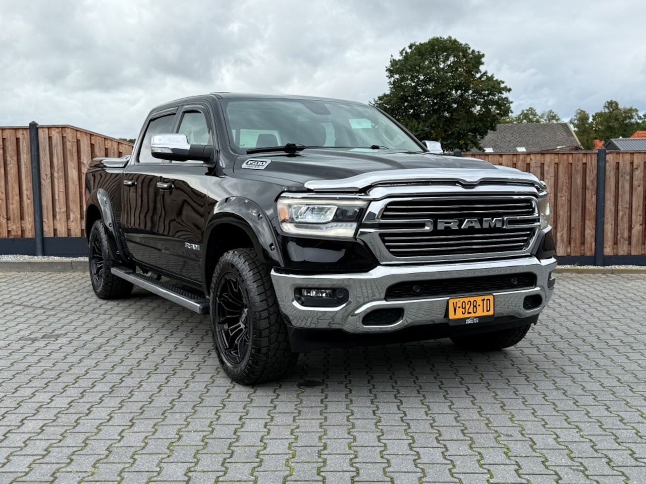 Dodge Ram 1500 - 5.7 HEMI V8 4x4 LARAMIE WIDE BODY KMC WHEELS - AutoWereld.nl