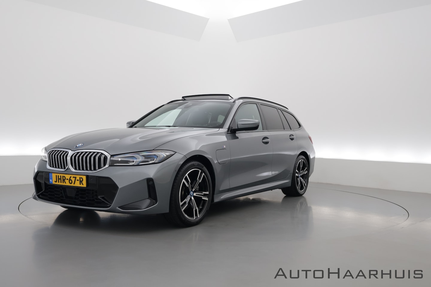 BMW 3-serie Touring - 330e xDrive M Sport | Pano | HUD | Leder | Adapt. Cruise | Camera | Elek. Stoelen | Keyles - AutoWereld.nl