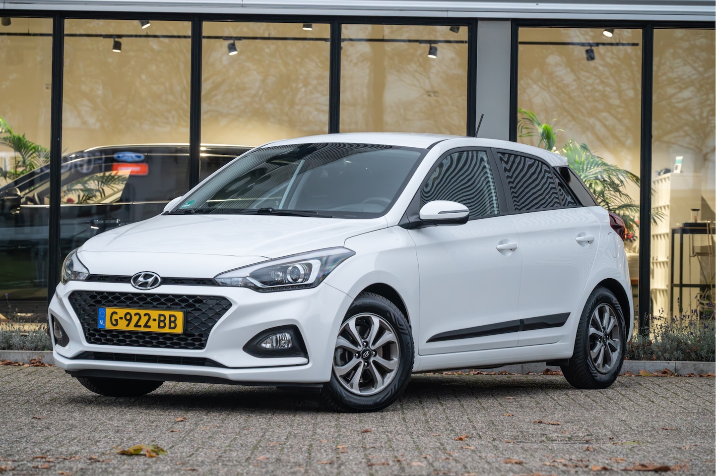 Hyundai i20 - 1.0 T-GDI Comfort Automaat | Navi | Apple CarPlay | Camera | Trekhaak | 4-Season - AutoWereld.nl