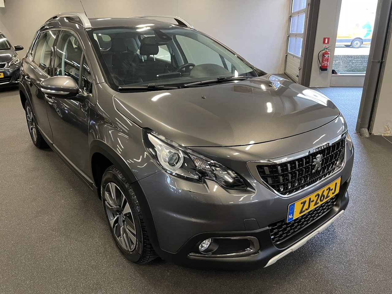 Peugeot 2008 - 1.2 PureTech Allure 110pk Automaat Navigatie-Achteruitrij camera-Climate control-Apple Car - AutoWereld.nl