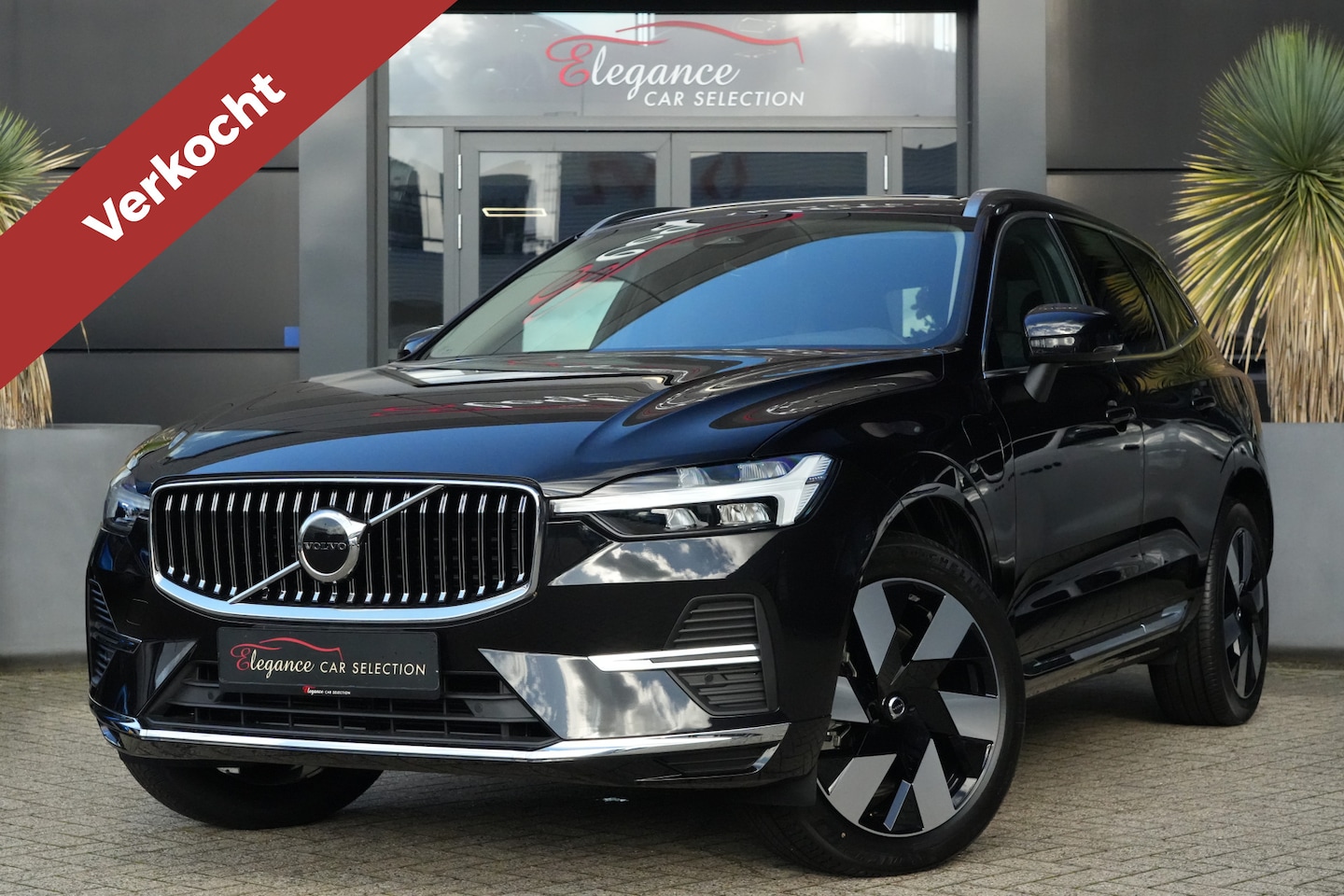 Volvo XC60 - 2.0 T6 Plug-in hybrid AWD Core Bright 350pk Panoramadak/Navigatie/Camera - AutoWereld.nl